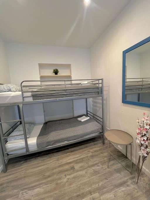 8 Personen Im Zentrum *